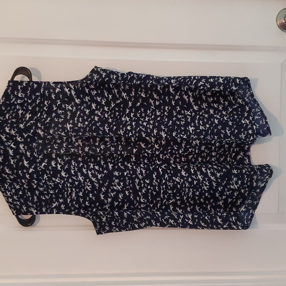 Sleeveless button down - Picture 2 of 2